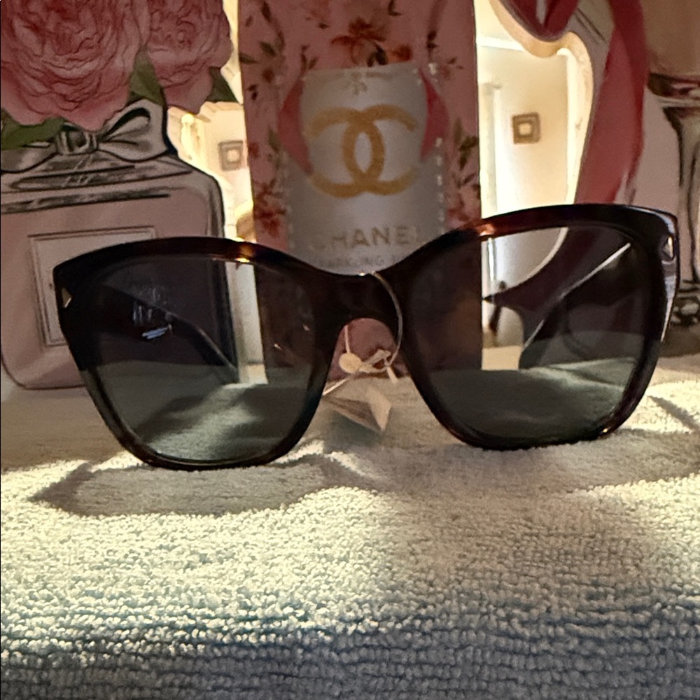 Chic Prada Tortoise Shell Sunglasses